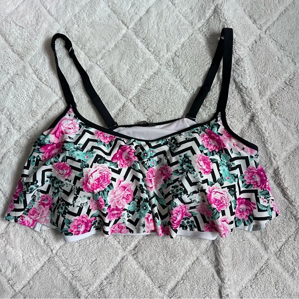 Torrid | Black and White Chevron Floral Flounce Bikini Top | Size 2